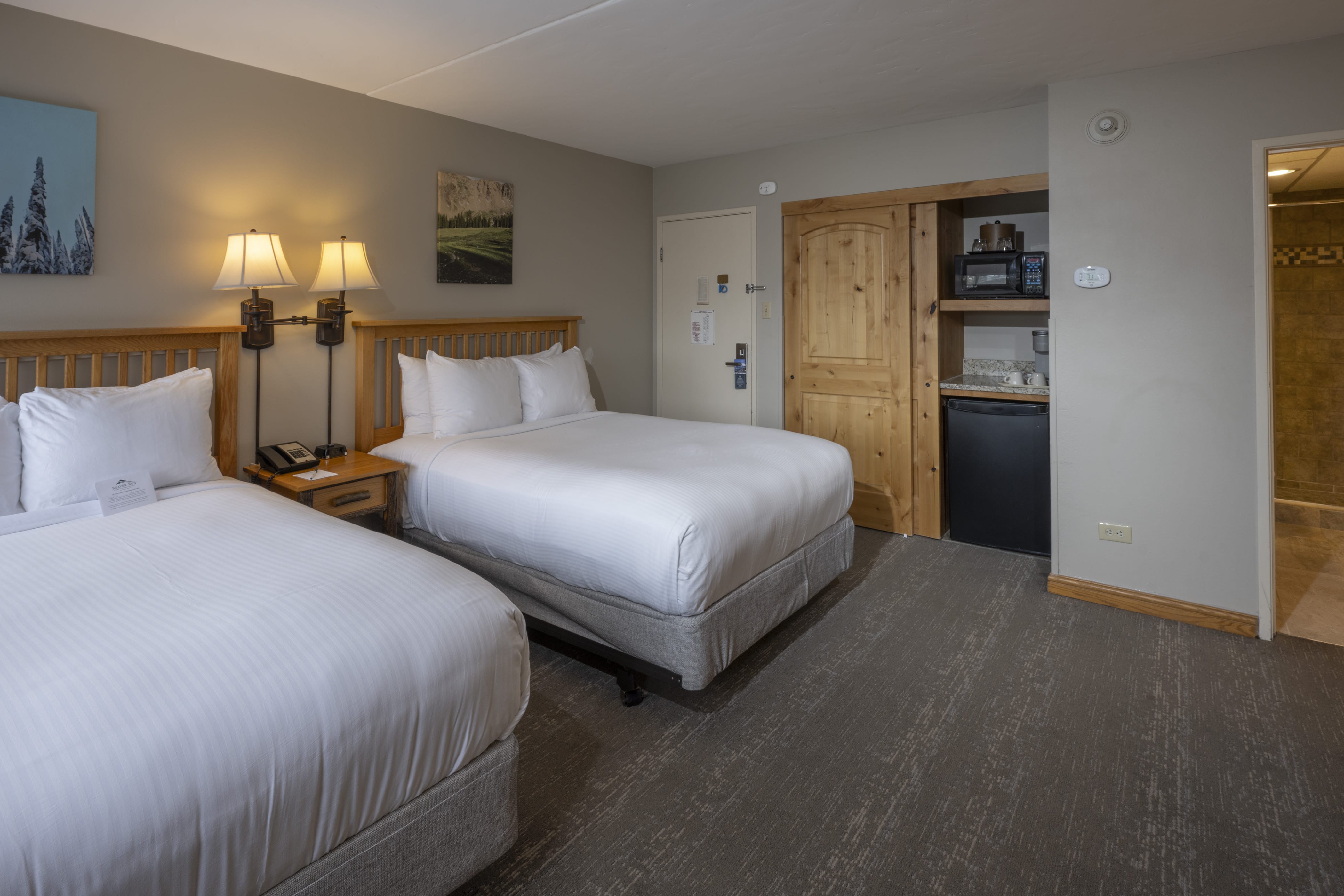 petit hotel with two beds